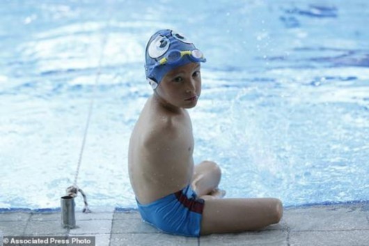 波斯尼亚6岁无臂儿童获残疾人游泳比赛冠军