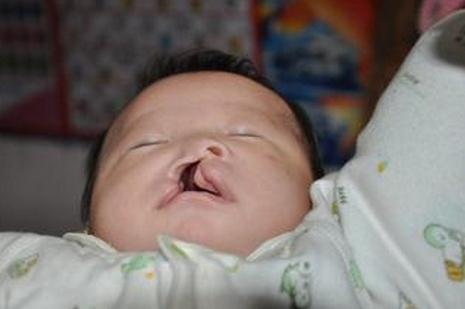 孕妇十月怀胎生下三胞胎,看到孩子的一瞬间,婆