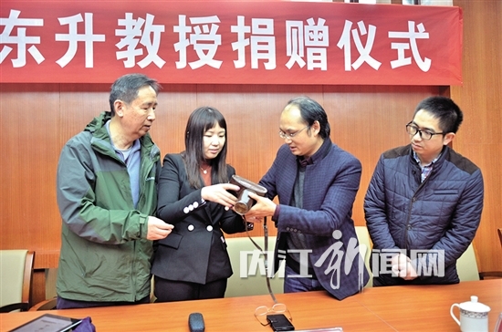范东升向范长江故居捐赠实物资料 范东升向范长江故居捐赠实物资料