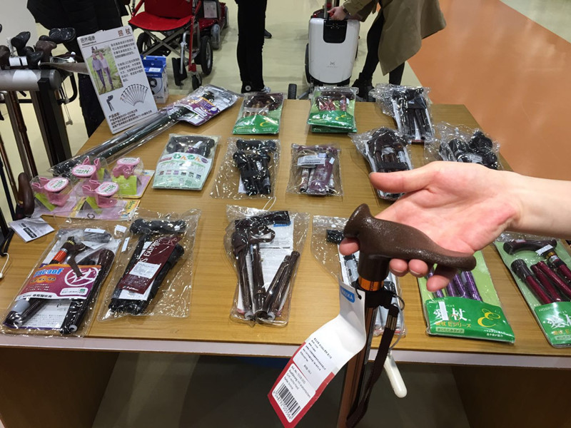 一档老年节目的知名主持人说,自己曾经去日本参观过适老用品的展览