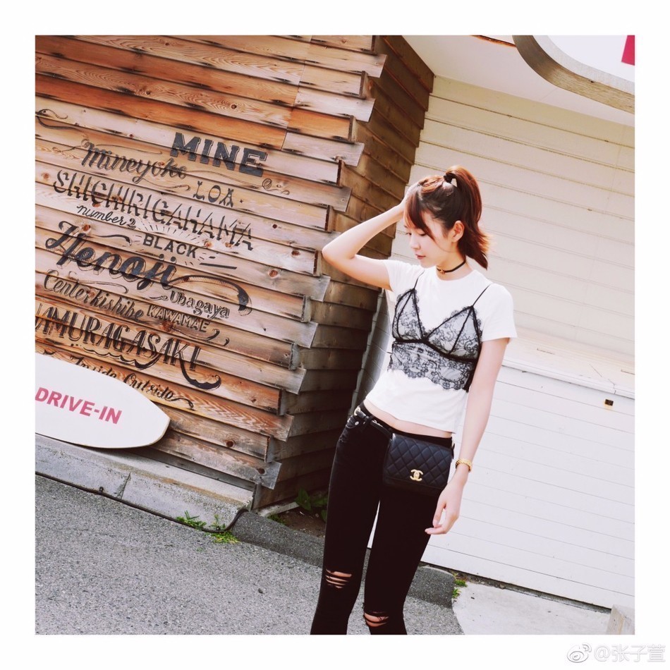 辣妈张子萱玩转时尚范儿 内衣外出秀傲人上围