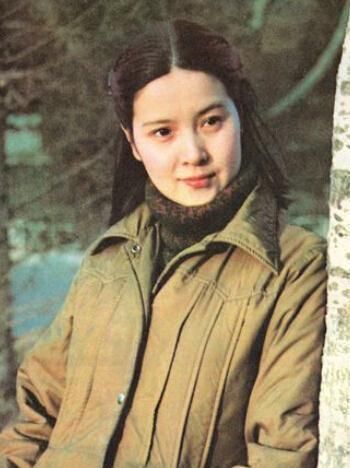 看看李小璐妈妈年轻时的照片,原来都是遗传的