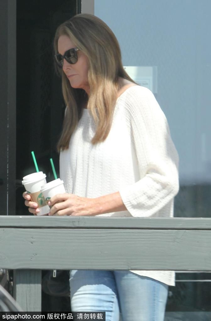 卡戴珊变性继父凯特琳詹娜穿紧身牛仔裤现身街