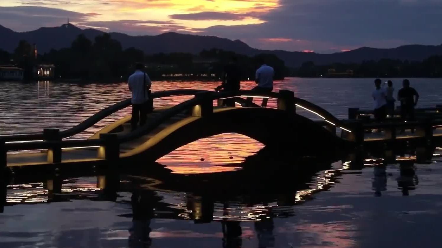 西湖+断桥+雷峰塔+雨后绝美晚霞=天空美到词穷! 西湖+断桥+雷峰塔+雨后绝美晚霞=天空美到词穷!