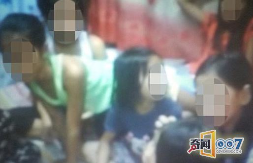 布里奇表示,很多女孩根本不知自己正受性侵,还以为用这种方法赚钱是“正常”,最令他揪心。然而由于整个行业非常庞大,又难以找出幕后元凶及嫖客,因此菲律宾警方目前对此仍然束手无策。图为布里奇暗暗拍下的被送入他房中的女孩,他采访了她们并收集了证据。