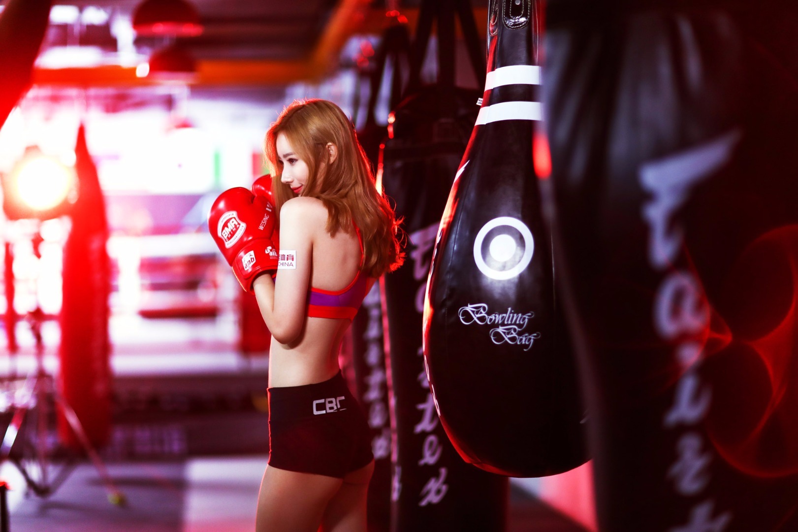 拳击是最能体现男性阳刚之美的运动，在世界范围内普及程度极高，也是世界四大“黄金运动”之一。早期的拳击比赛除了两方拳手及各自团队成员，能登上拳台的就只有报幕员和执法裁判了。