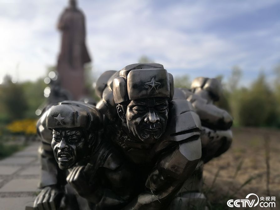 1954年12月25日青藏公路通车,仅用了7个月零4天的时间全线打通了格尔木市至拉萨1200公里的路途。格尔木的公园内金属塑像表现的是战士们当年肩挑背磨、劈山开路的精神面貌,栩栩如生。