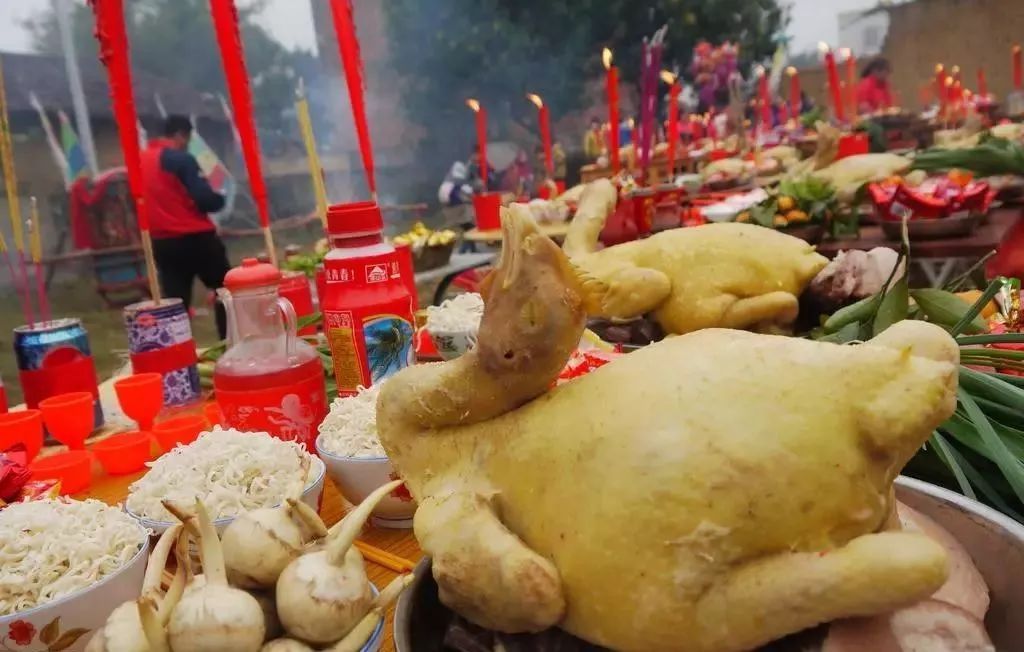 因此全鸡也是拜神祭祖必不可少的贡品鸡字发音也与祭相似广东人常