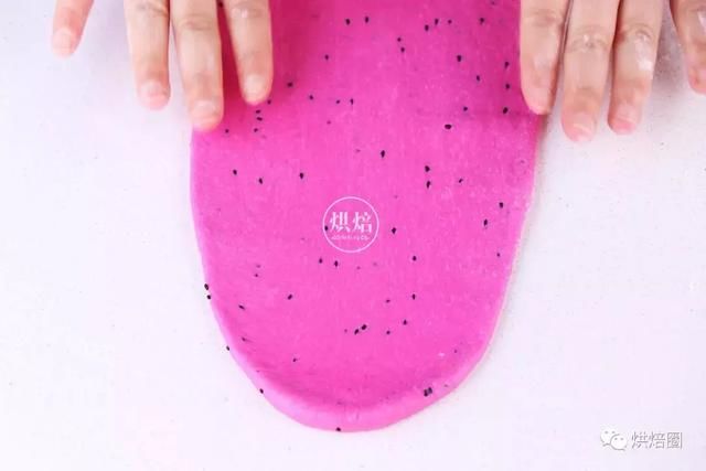 面团里一滴液体也没有 全靠红心火龙果撑起这