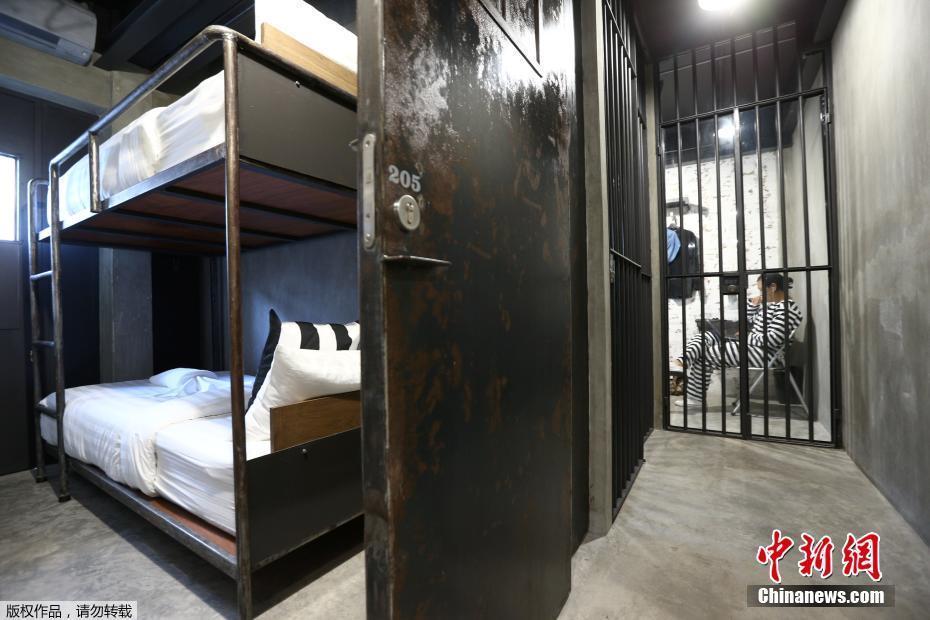 泰国曼谷推出一家监狱主题的旅馆。客房面积仅8平方米，客房内没有独立卫浴设备，一面墙和窗户是金属栅栏，床是上下铺，还有严格的熄灯就寝时间。