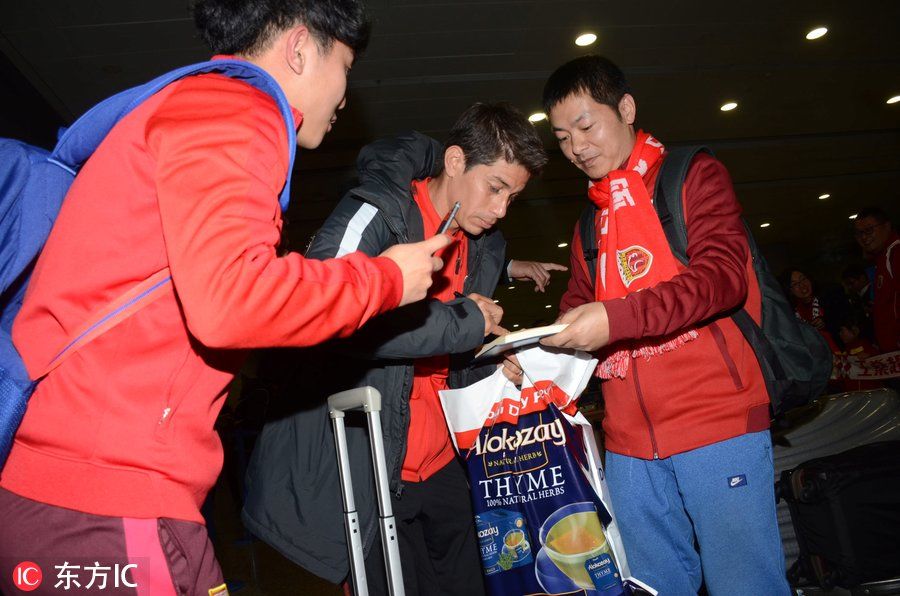 上海上港冬训归来 众多球迷机场热情迎接