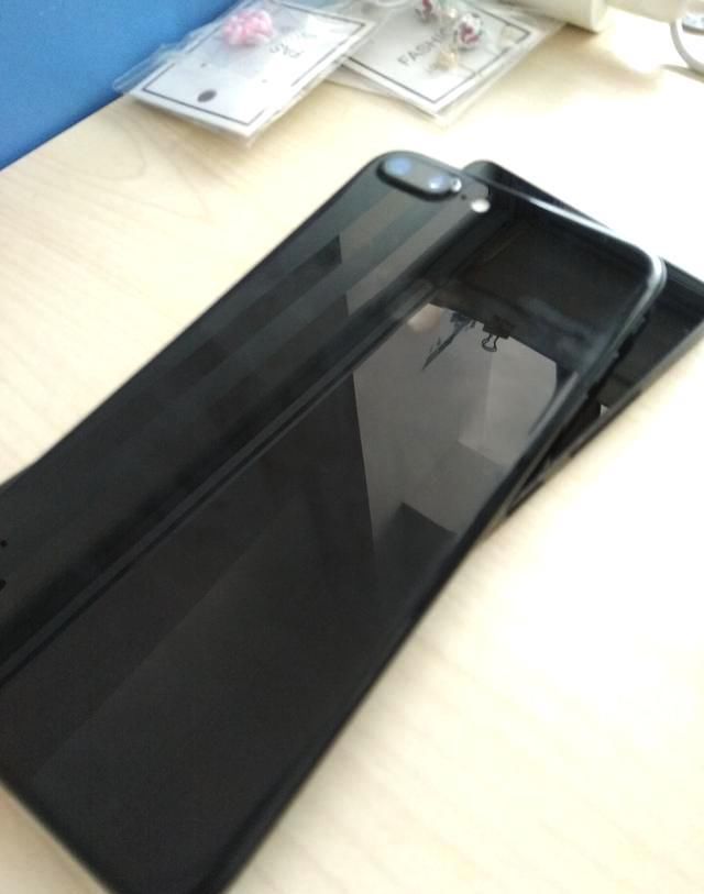 亮黑色的苹果7 plus就跟玻璃机身似的,真好看