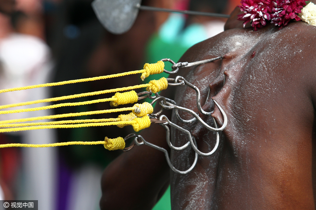 印尼印度教徒庆祝大宝森节 惊险肉身穿刺 印尼印度教徒庆祝大宝森节 惊险肉身穿刺