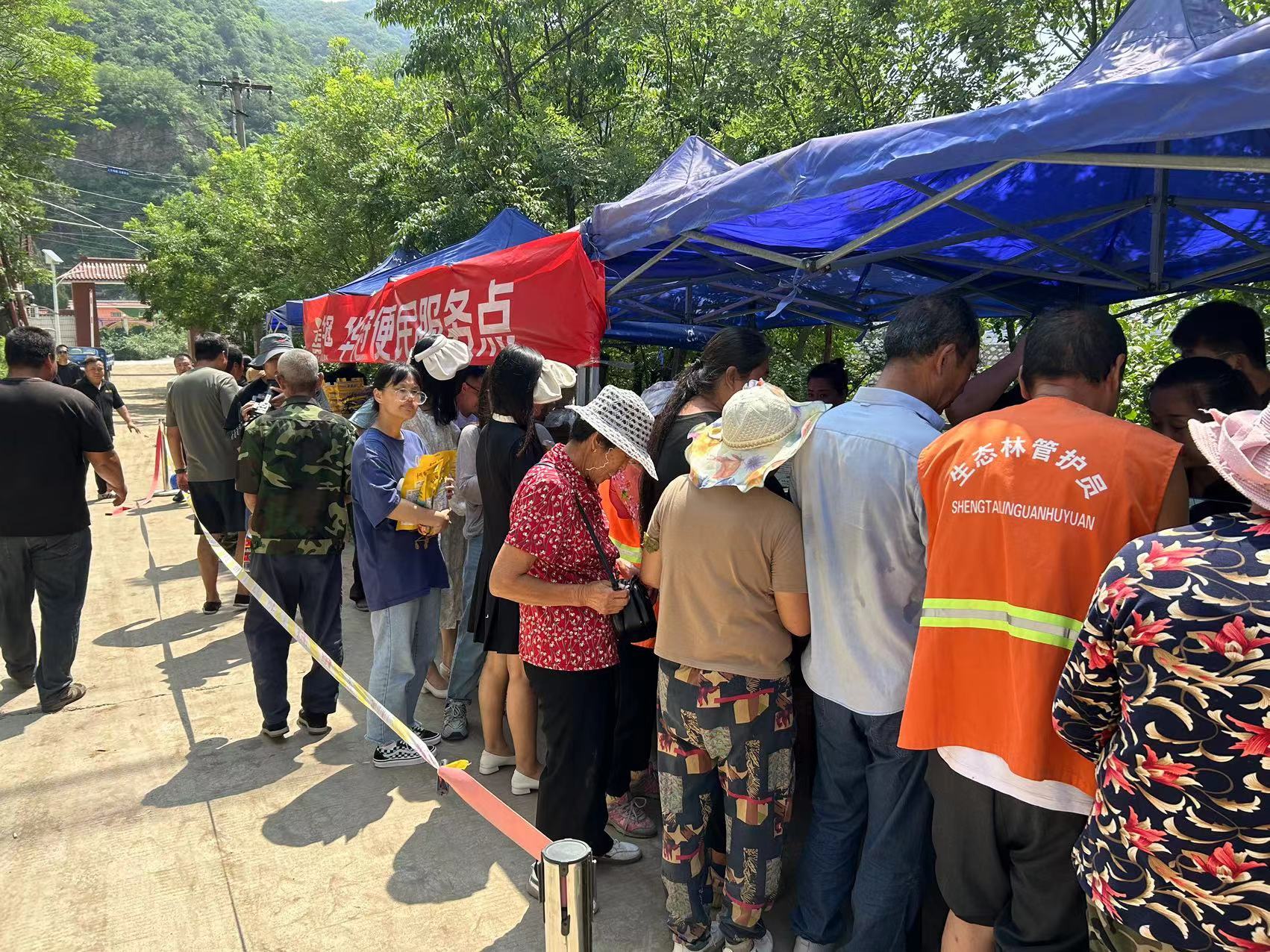 1000余人现场购物!“流动超市”开进房山深山受灾乡镇 1000余人现场购物!“流动超市”开进房山深山受灾乡镇