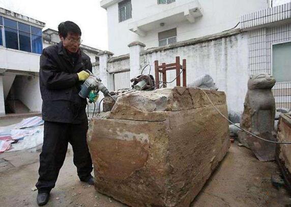 工地挖出700年前木箱打开惊呆了 惊现木乃伊女尸戴名贵戒指 工地挖出700年前木箱打开惊呆了 惊现木乃伊女尸戴名贵戒指