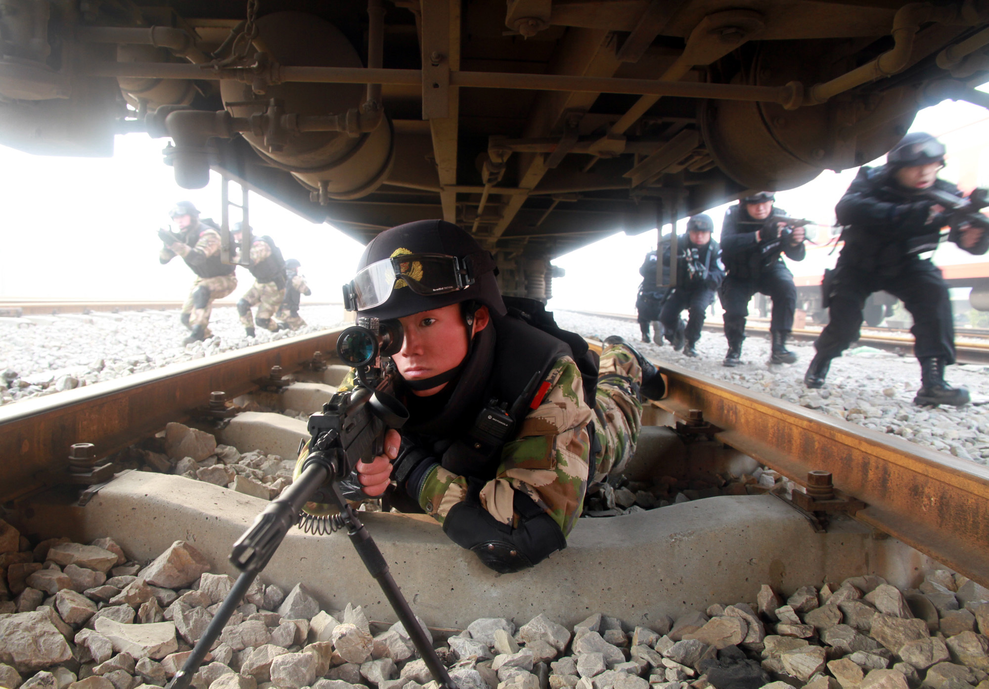 2017年3月11日,武警江苏总队与徐州铁路特警联合组织反劫持、反爆炸演练。吴贵龙摄