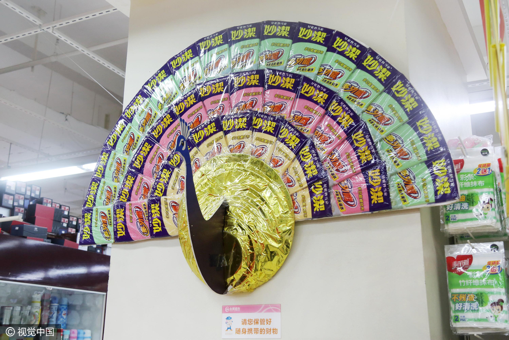 毛巾做成的花朵蝴蝶,保鲜膜盒子堆成的中国馆等主要是起美观作用.