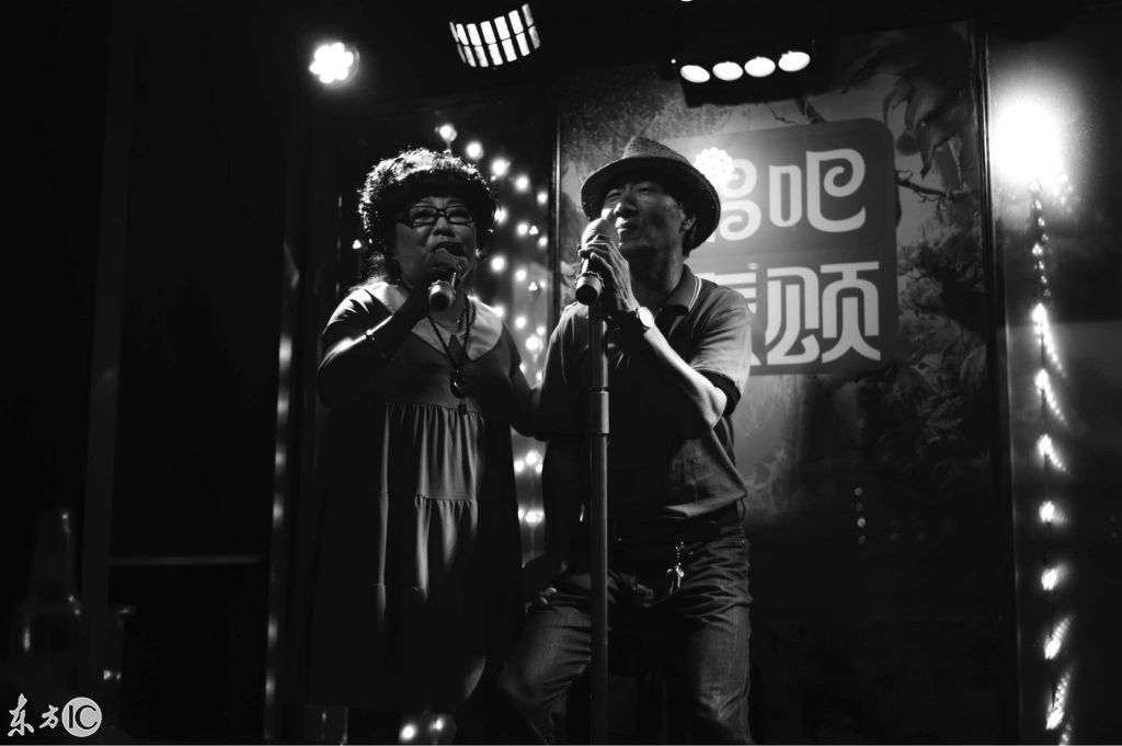 老夫老妻唱KTV,这两位老人火了