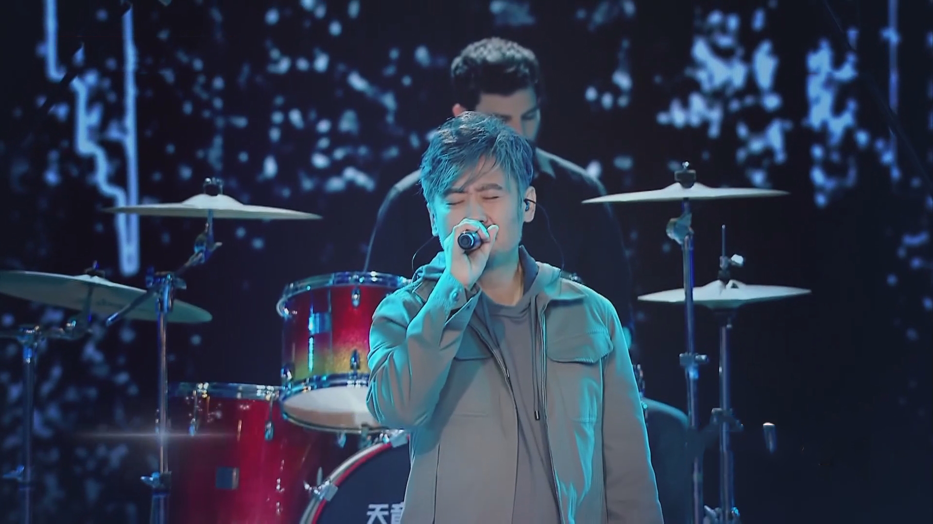 吴秀波秀舞技嗨唱《我是一只小小鸟》 吴秀波秀舞技嗨唱《我是一只小小鸟》