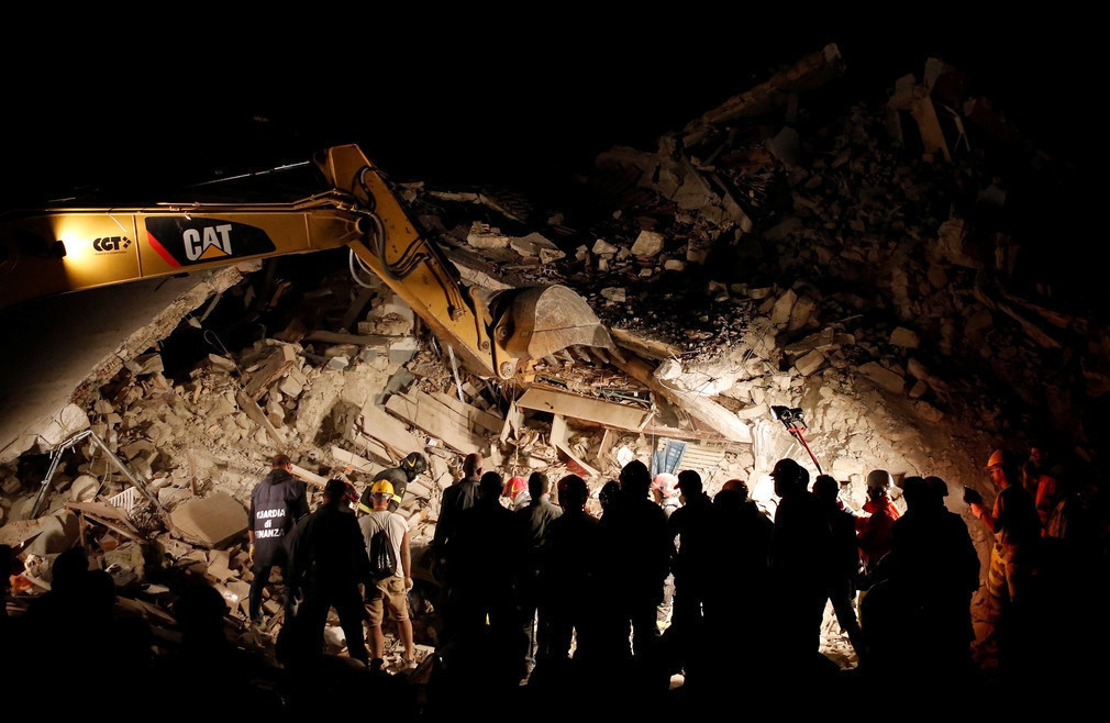 意大利6.2级地震多人被埋 小镇被“夷为平地” 意大利6.2级地震多人被埋 小镇被“夷为平地”