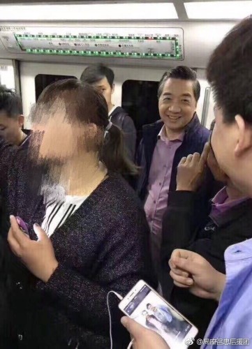组图:局座张召忠坐地铁被偶遇 变低头族手机不离手