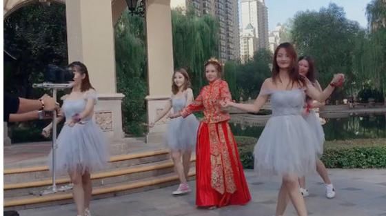 婚礼前新娘广场秀热舞,看到身后的伴娘,网友:这