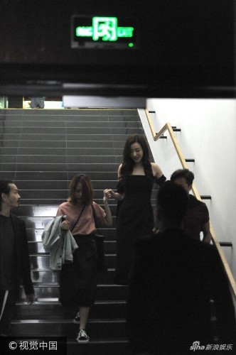 组图:熊黛林露香肩女人味十足 踩高跟鞋一路获