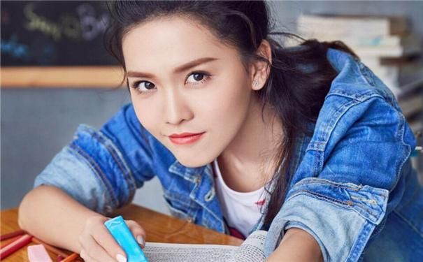 上戏入学两月就演女主,和迪丽热巴是闺蜜,23岁