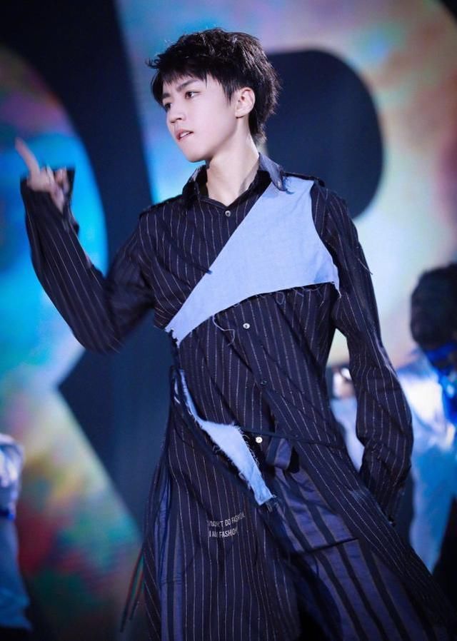 王俊凯在台上喜欢穿有个性的衣服,而王源的打