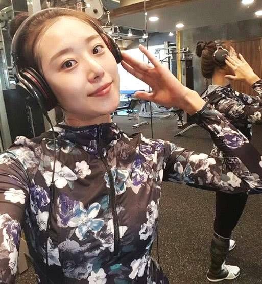 大学女生每周去健身房锻炼三次,身材成为校园