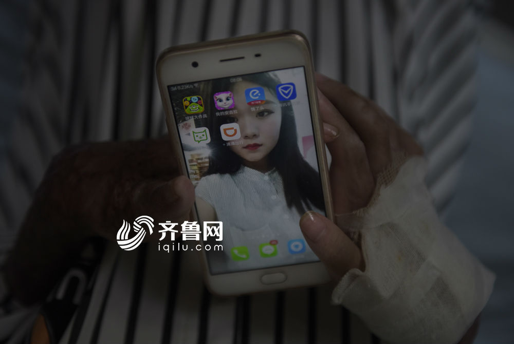 悲伤总会过去,疼痛时常相伴。过去,刘振爱漂亮,手机相册里的图片大部分是她的自拍照,可是现在,她连照镜子的勇气也是失去了,眼泪流过脸颊上的伤痕,连哭也是疼的。