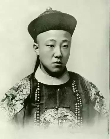 大清最后的王爷,沦落至摆地摊为生,毛主席戏称他是“弼马温” 大清最后的王爷,沦落至摆地摊为生,毛主席戏称他是“弼马温”