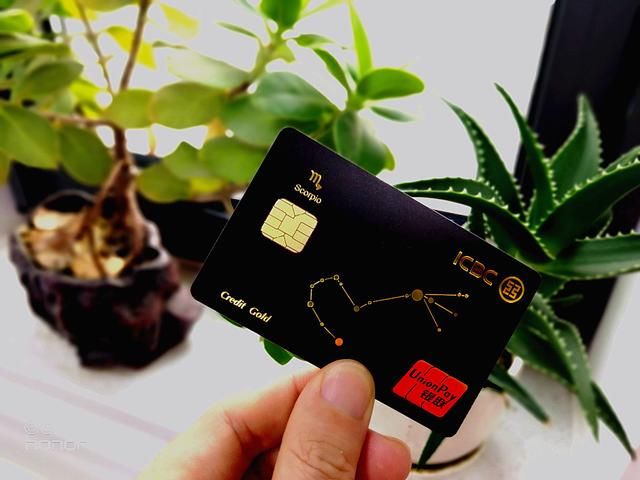 一等就到了上个月,我的卡终于到了,黑金搭配看上去还是蛮庄重时尚的