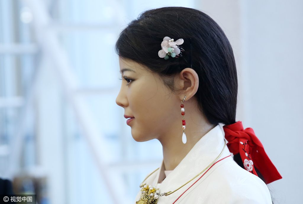 机器人“佳佳”被围的水泄不通,“佳佳”秀外慧中,除了漂亮,知识还渊博。