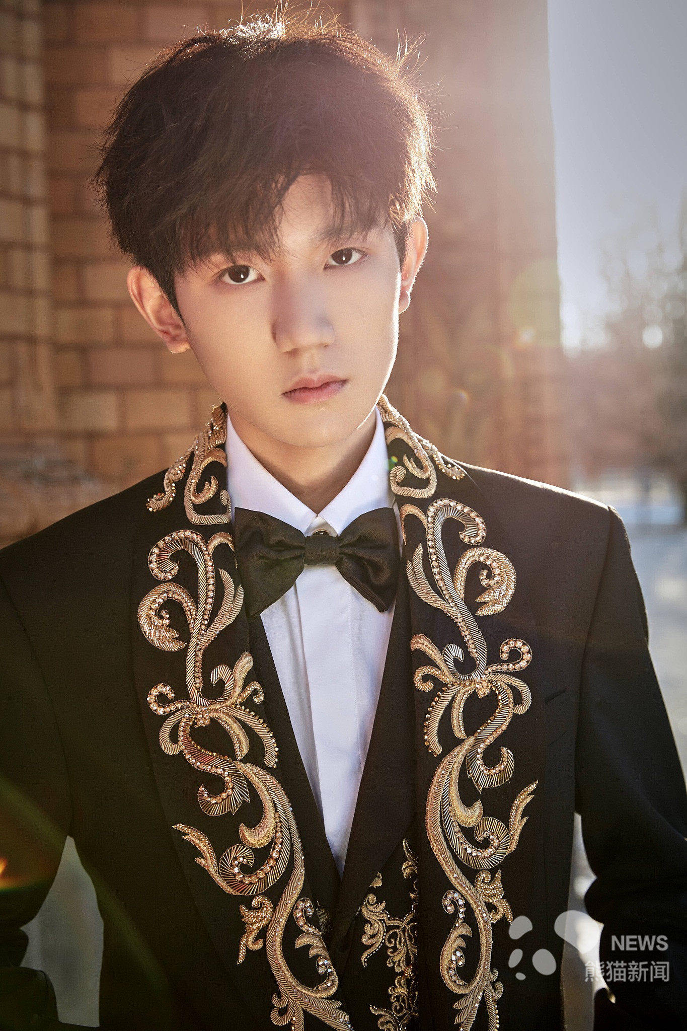 王源亮相第69届柏林电影节 黑金刺绣西装变身贵气小王子