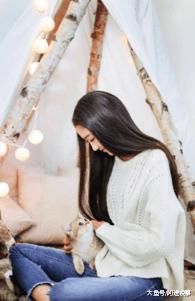 关晓彤恋爱后穿着更大胆,裸色裙子出席活动,几