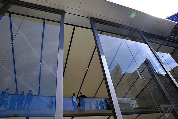 五角场苹果店玻璃幕门上没有了苹果logo与以前不同,五角场苹果店去掉