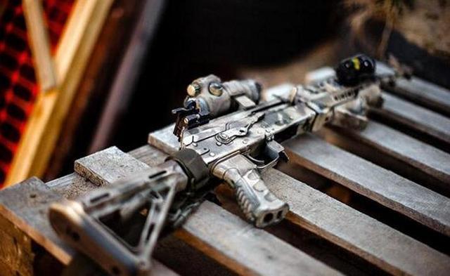 上世纪7,80年代,瑞士研发了sg550步枪,随后衍生出了551/552/553步枪