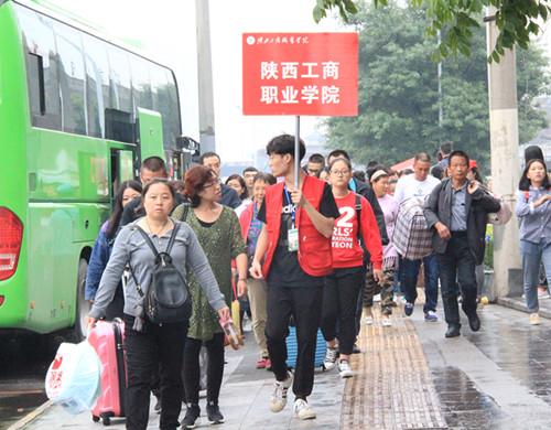 陕工商院居然搭了千米长篷迎接新生