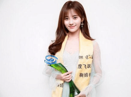 四千年美女鞠婧祎侧颜有点垮, 穿漏肩衣服没有