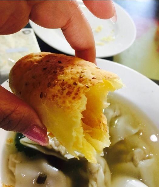 酥酥脆脆的,里面的馅料也很足,吃着不干,很不错! 火勺