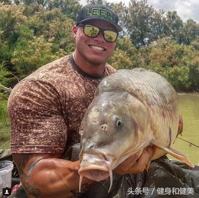 健美运动员钓起64公斤巨型鲶鱼,练过健美的他