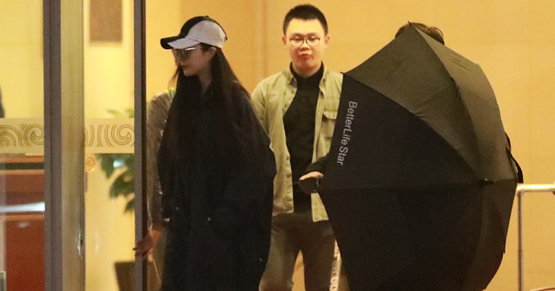 范冰冰逃税被重罚8.84亿后终于露面 穿一身黑衣获保镖护驾 范冰冰逃税被重罚8.84亿后终于露面 穿一身黑衣获保镖护驾