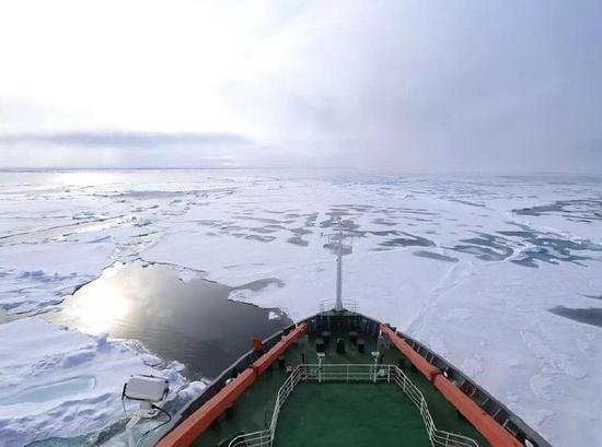 厉害了!中国雪龙船首次穿越北冰洋中央航道