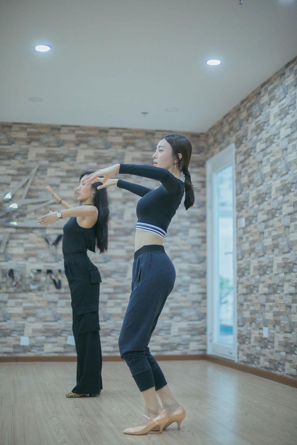 秦岚素颜苦练舞蹈 香汗淋漓大秀纤细小蛮腰