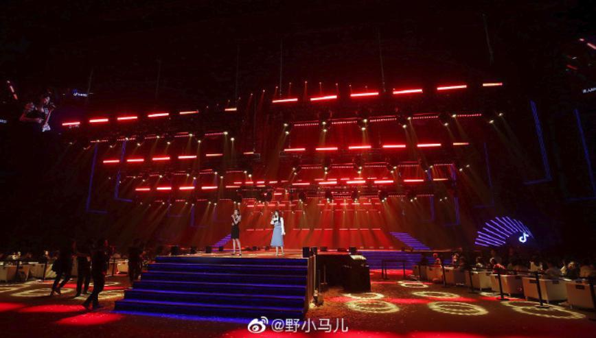 网红主播野小马亮相海口2019抖音年度盛典 现场演绎《海阔天空》(图3) 网红主播野小马亮相海口2019抖音年度盛典 现场演绎《海阔天空》(图3)