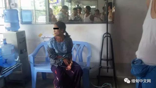 女子光天化日之下抢劫金铺被群殴