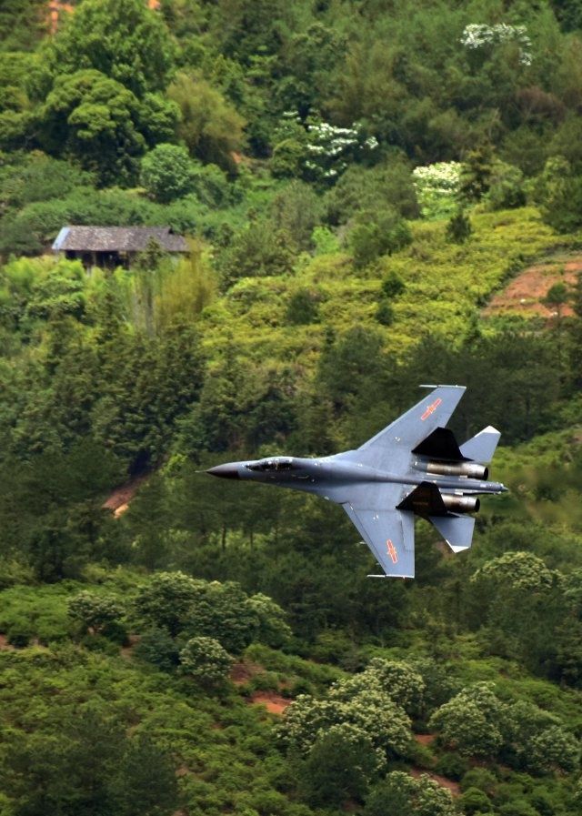 解放军重型双发战斗机再次超低空飞越山谷 比