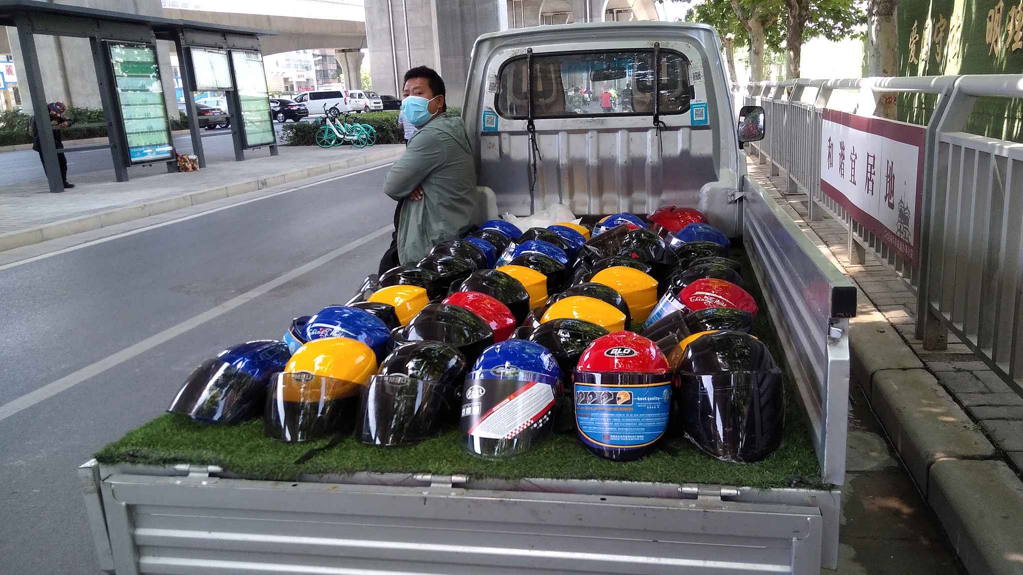 疯狂的头盔!半月前卖60元 如今涨到288元 竟然还缺货 馅饼还是陷阱? 疯狂的头盔!半月前卖60元 如今涨到288元 竟然还缺货 馅饼还是陷阱?