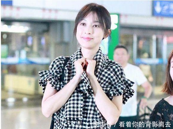 张俪穿黑白格子上衣搭配黑色皮裙现身机场 留